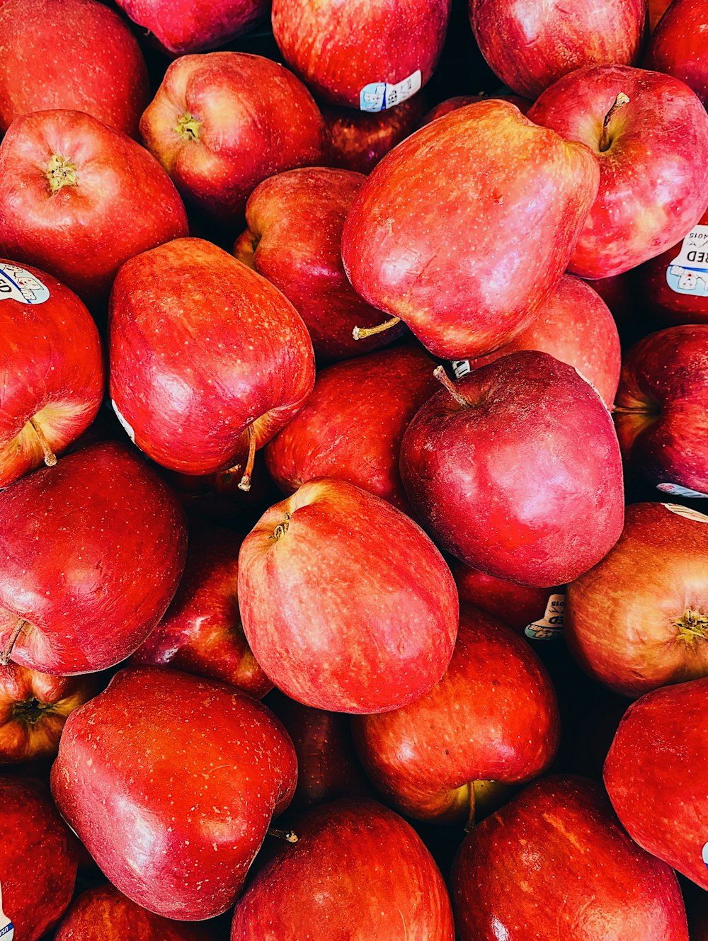 Fruits ronds rouges sur table en bois brun