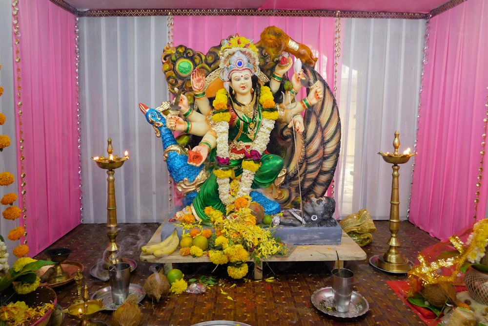 테이블에 힌두교 신 입상