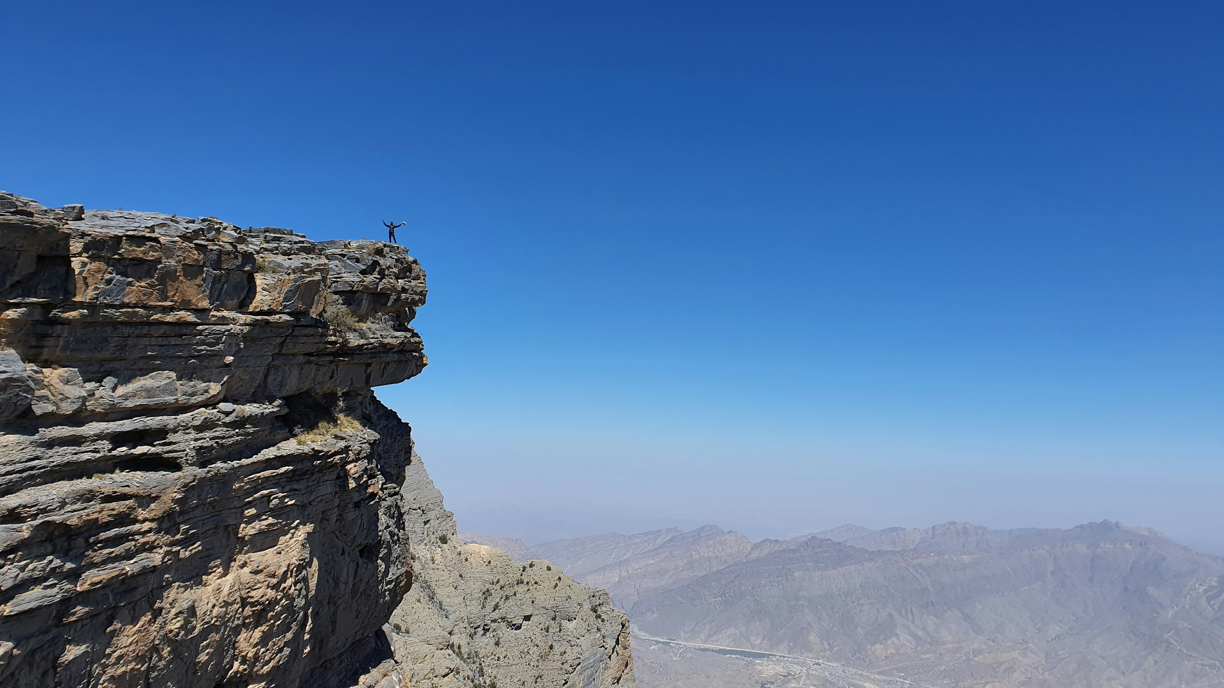 Una persona in cima a Jebel Shams, la montagna del sole, in Oman