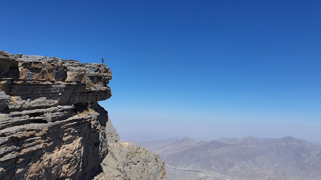 Una persona in cima a Jebel Shams, la montagna del sole, in Oman