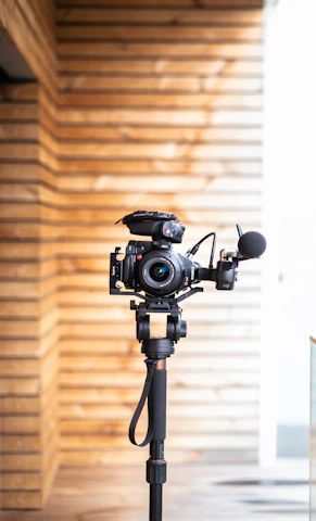 black dslr camera on black tripod