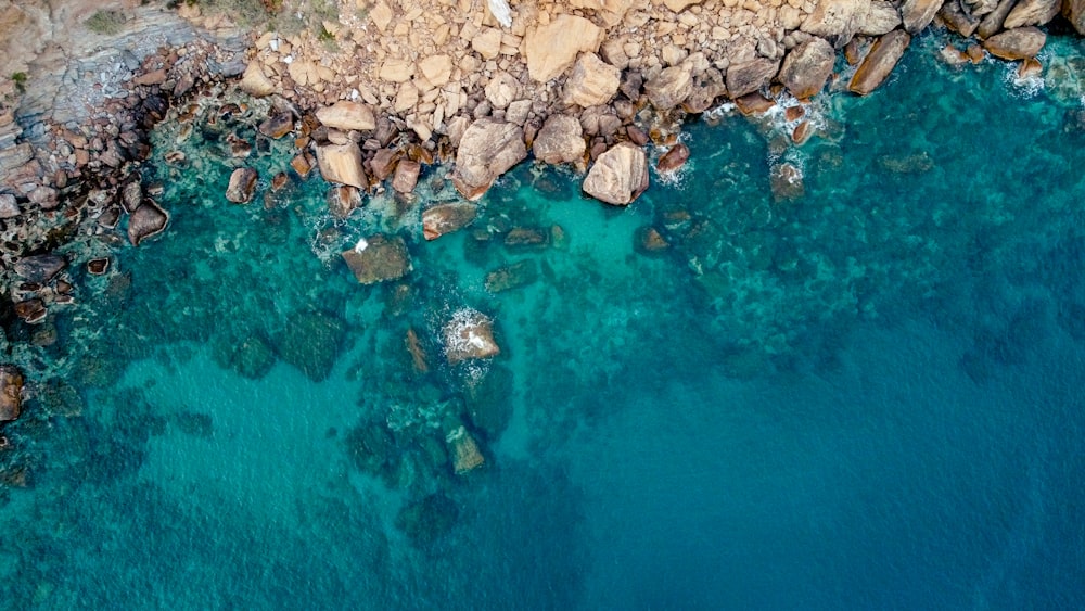 Braune Felsen auf blauem Wasser