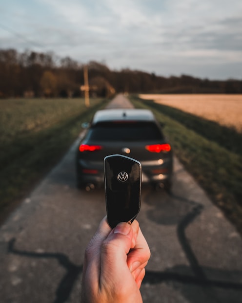 Pessoa segurando chave de carro codificada volksvagem