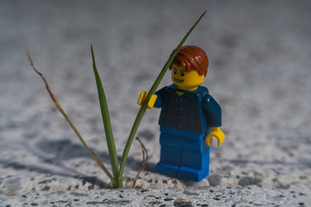 LEGO Minifigur auf grauem Sand