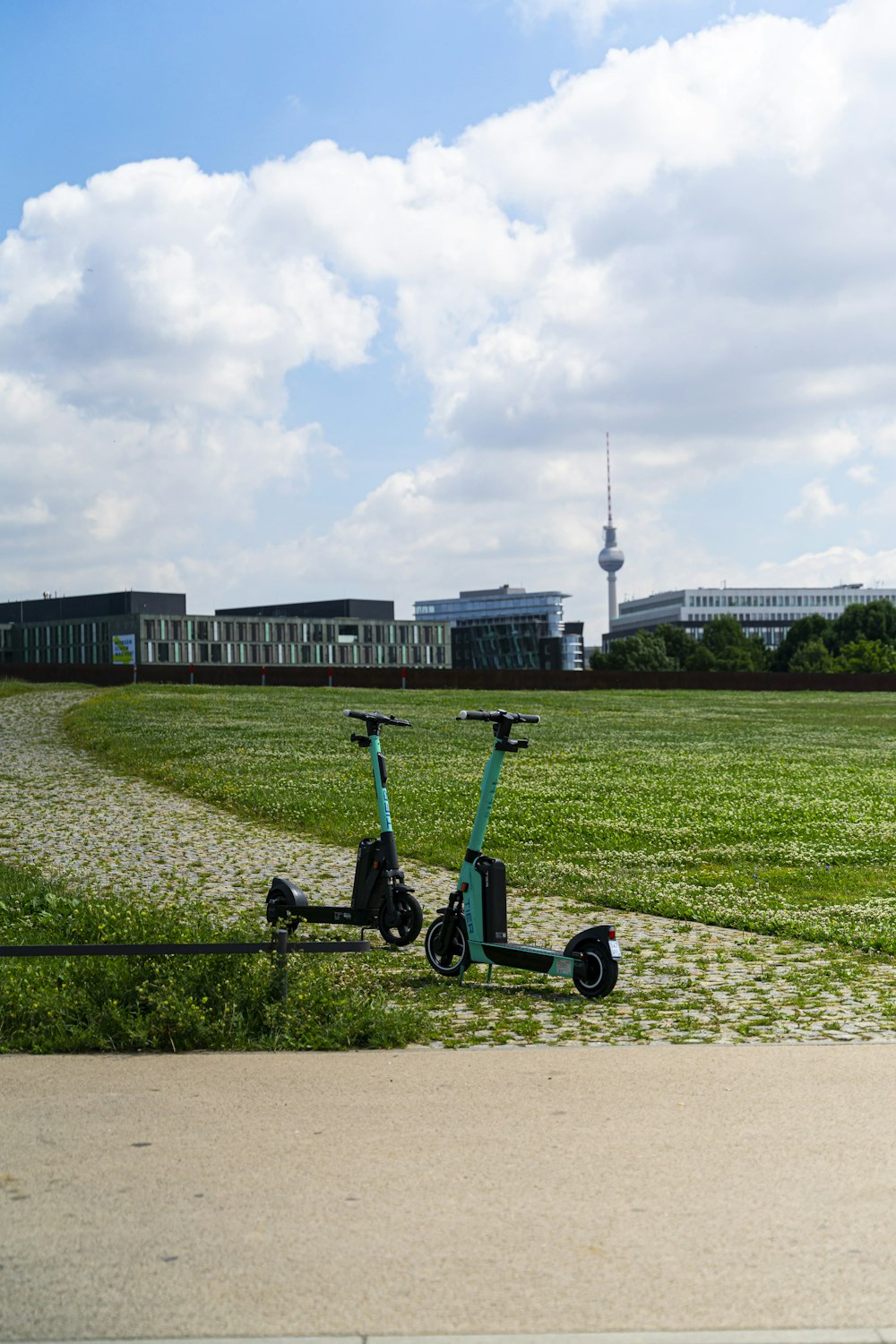 triciclo azul y negro en campo de hierba verde durante el día