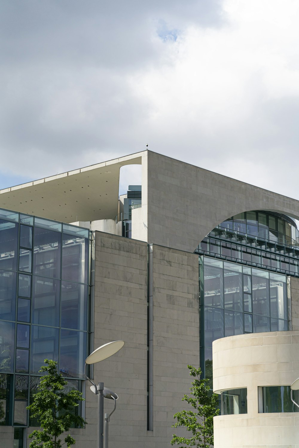 Bâtiment en béton blanc sous le ciel bleu pendant la journée