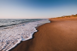 sea waves crashing on shore during daytime