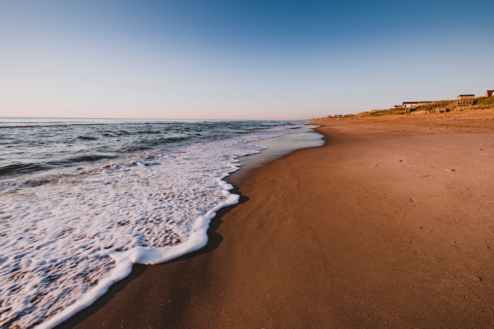 sea waves crashing on shore during daytime