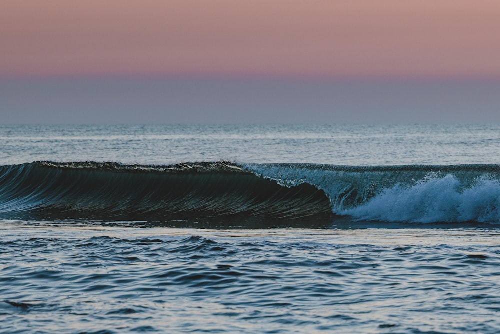 ondas do oceano batendo em terra durante o dia