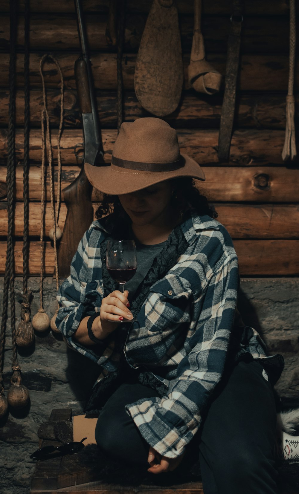 Mujer con camisa de vestir a cuadros en blanco y negro con sombrero de vaquero marrón