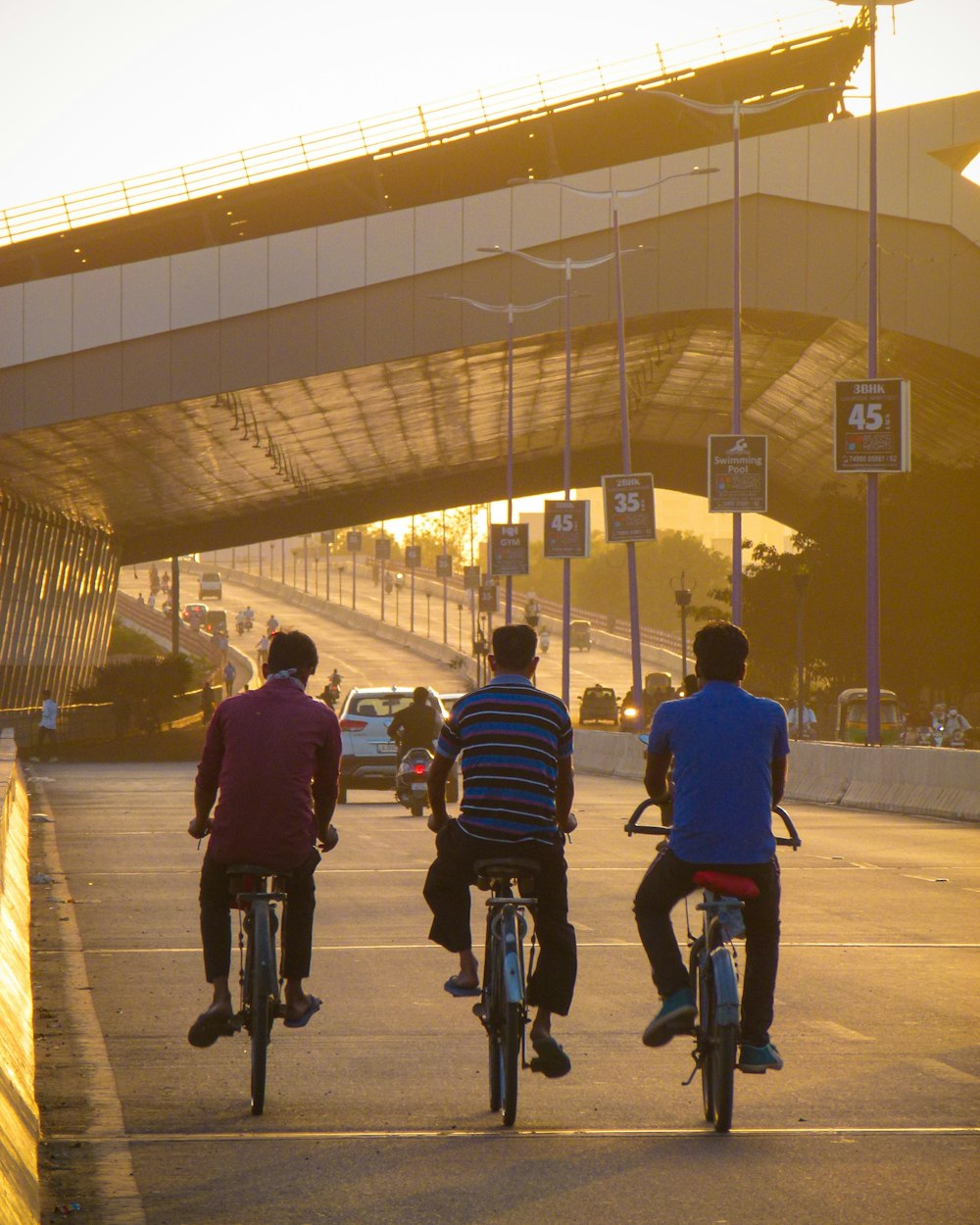Personas que andan en bicicleta por la carretera durante el día