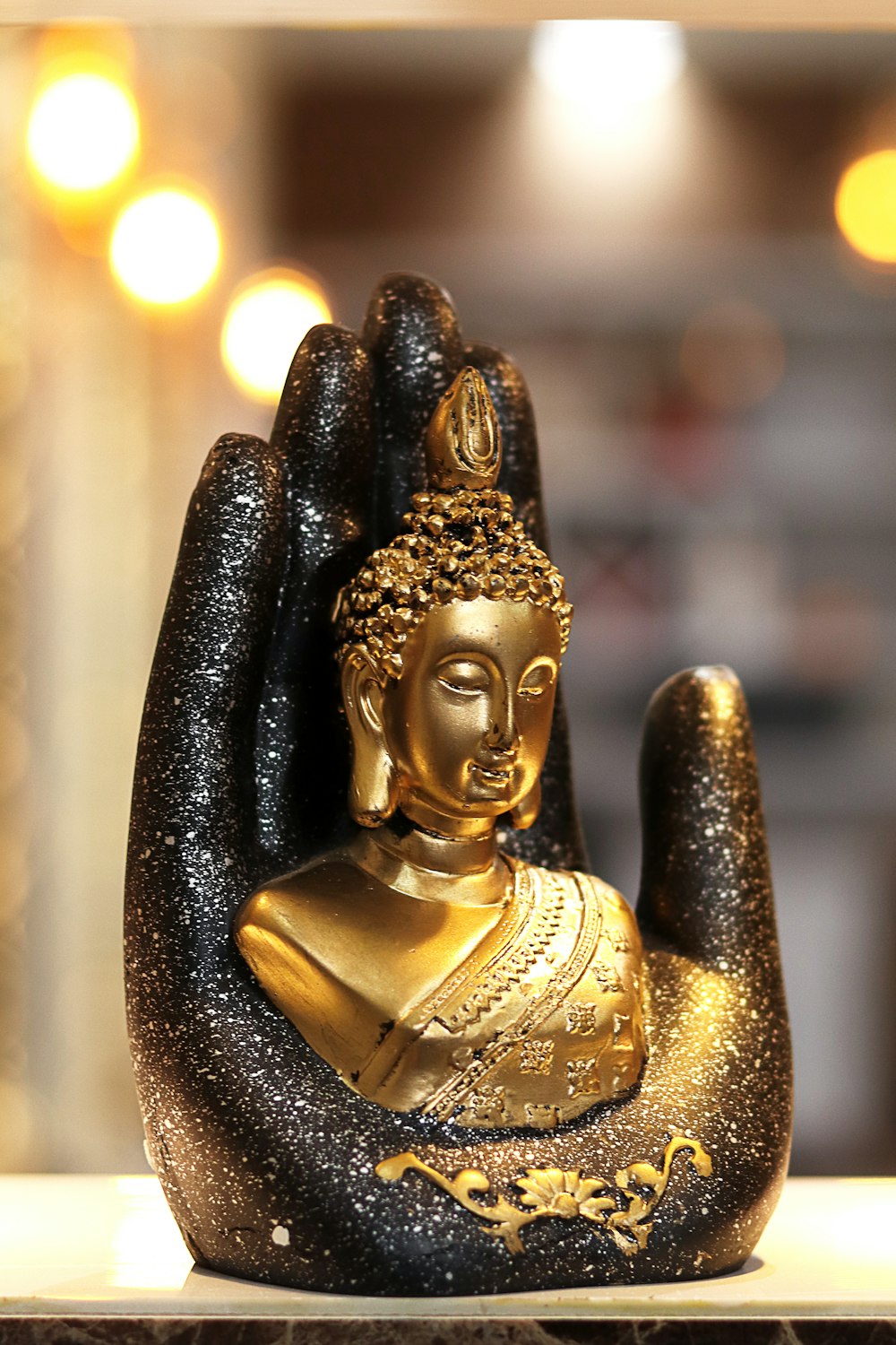 Statuetta di Buddha d'oro in fotografia ravvicinata