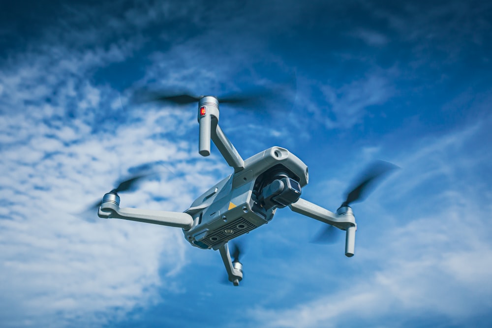 Foto de drone blanco y negro volando bajo el cielo azul durante el día –  Imagen gratuita Foto de dron en Unsplash
