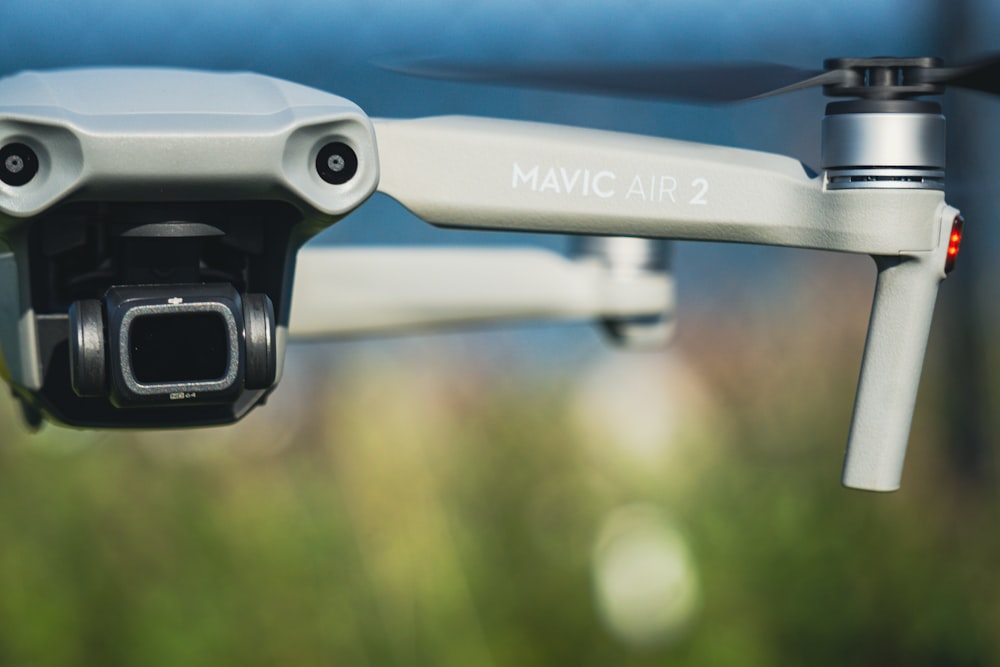 Schwarz-Weiß-Drohne in Nahaufnahmen tagsüber