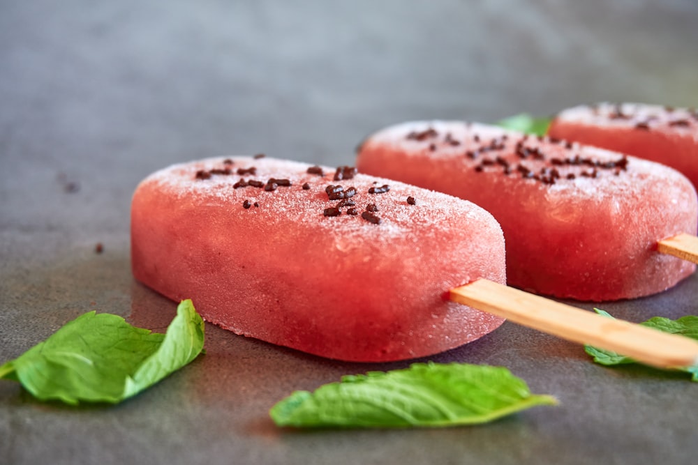 rosquilla roja y marrón con hojas verdes