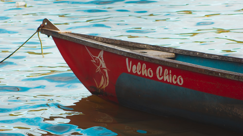 Rot-weißes Boot auf dem Wasser