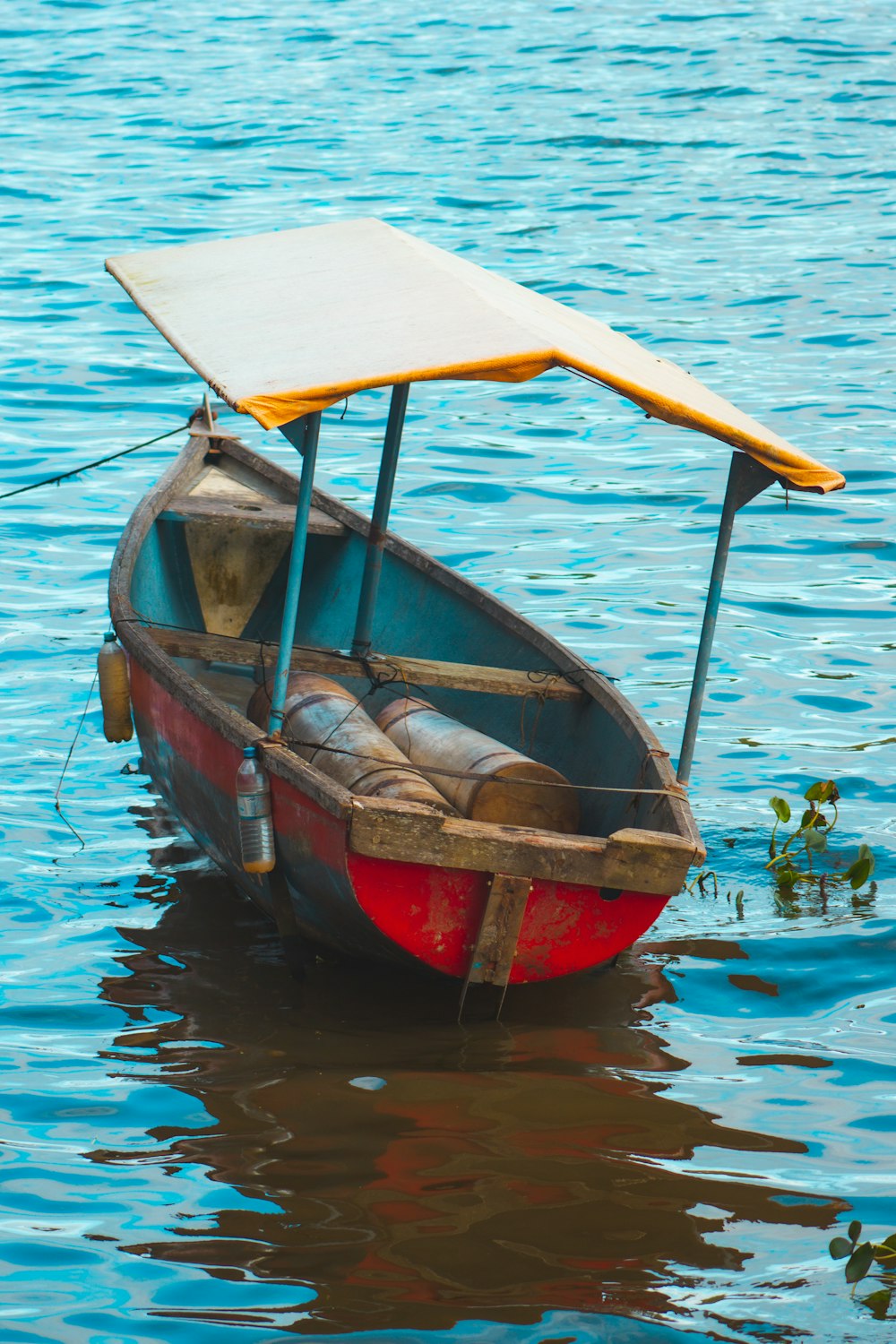 Braunes und rotes Boot tagsüber auf dem Wasser