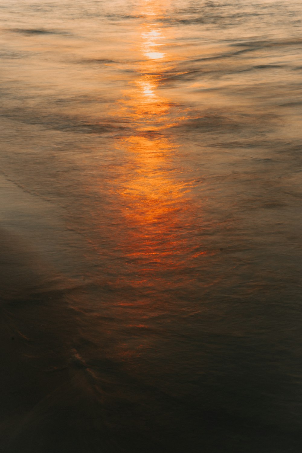 Cuerpo de agua durante la puesta de sol