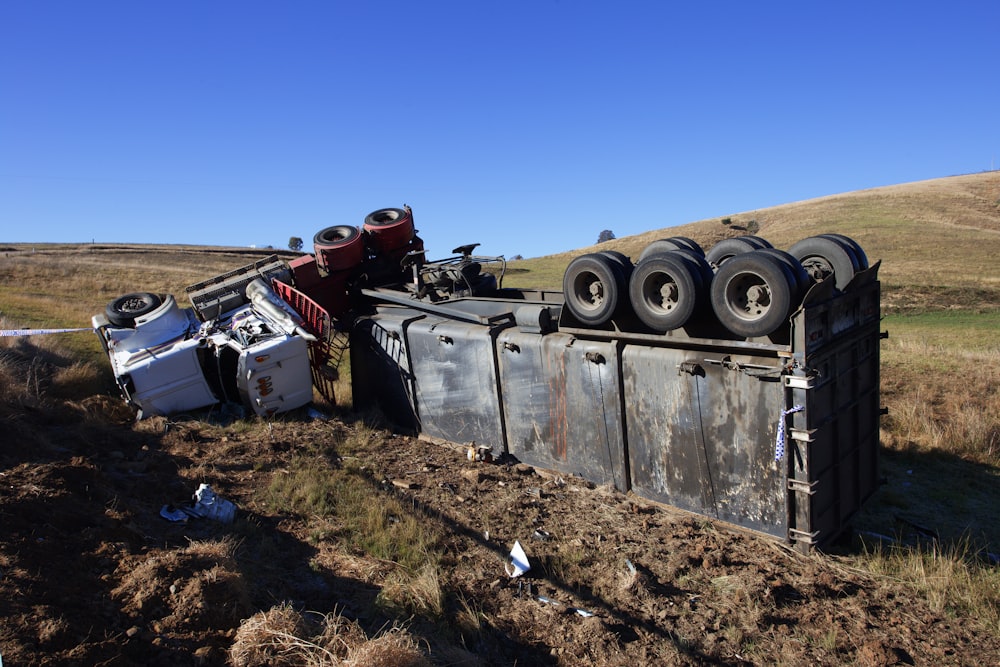 rot-weißer LKW tagsüber auf brauner Wiese