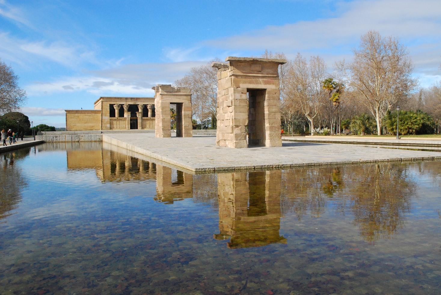 tempio di debod circondato da acqua che riflette la luce del sole