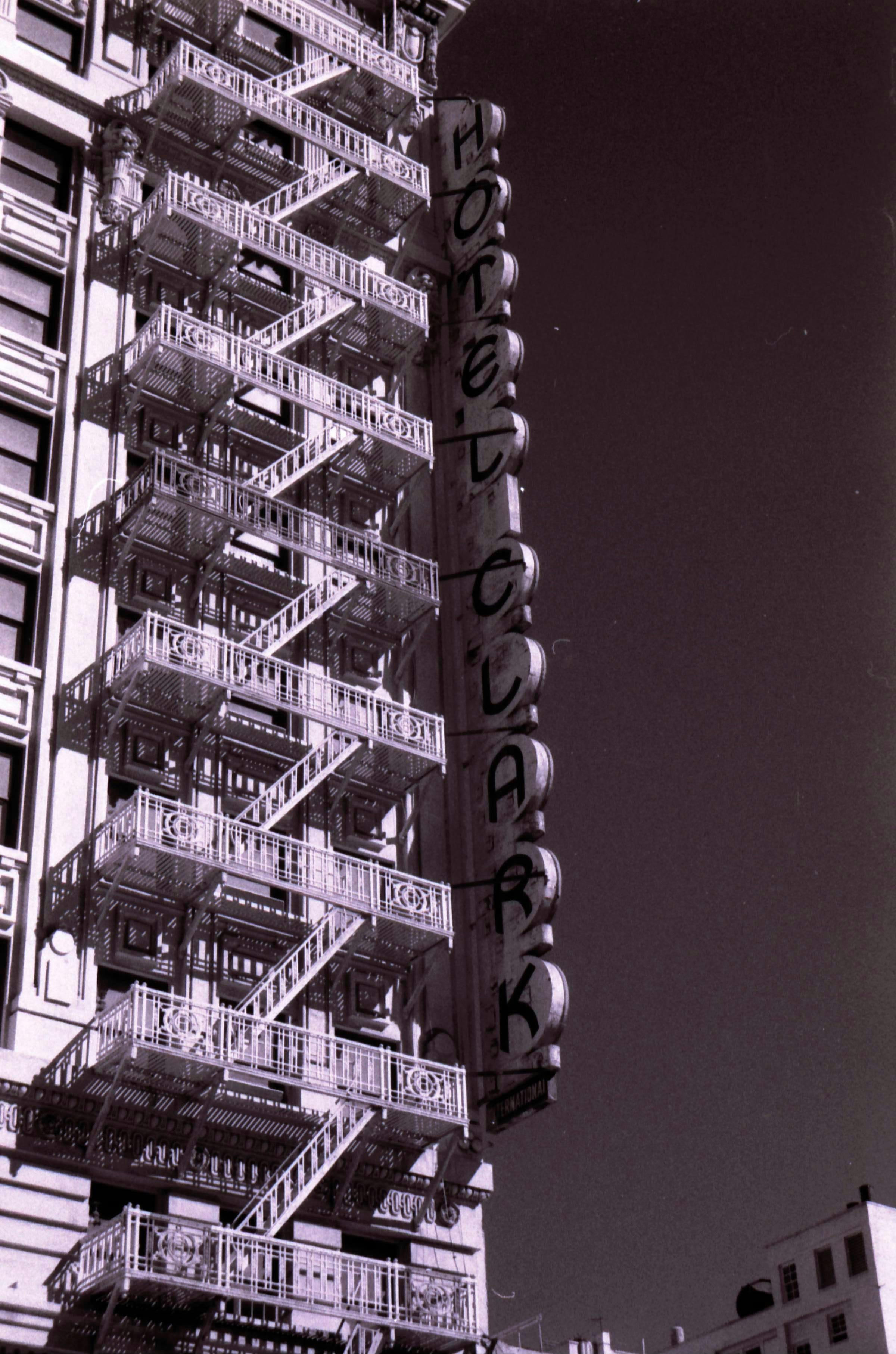 Foto en escala de grises de un edificio de gran altura