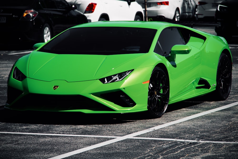 Grüner Lamborghini Aventador auf Parkplatz geparkt