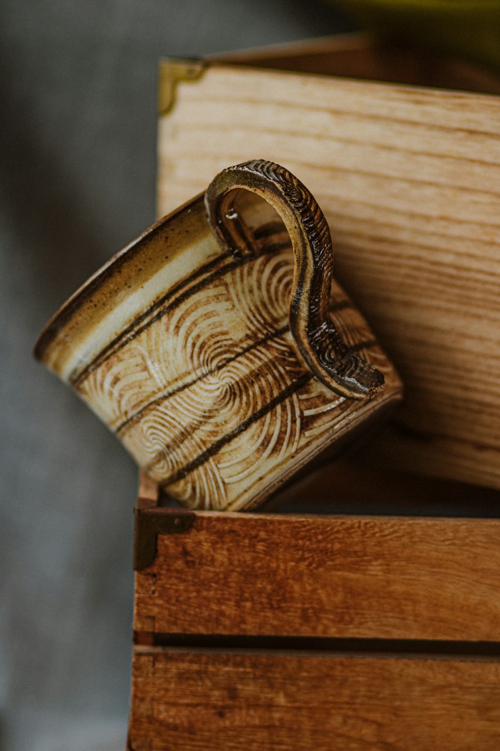 recipiente redondo de aço dourado na mesa de madeira marrom