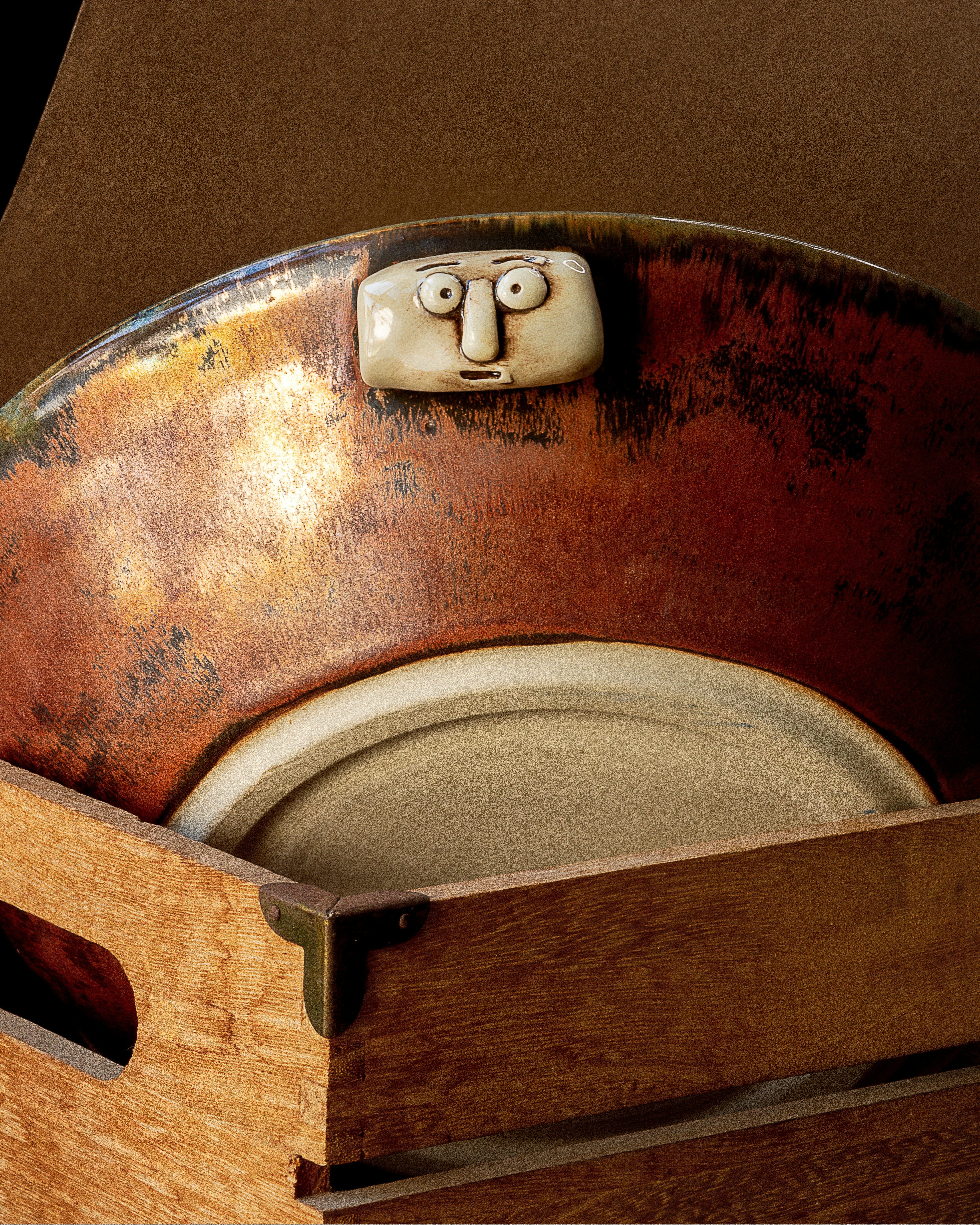 weiße und schwarze Würfel auf braunem Holztisch