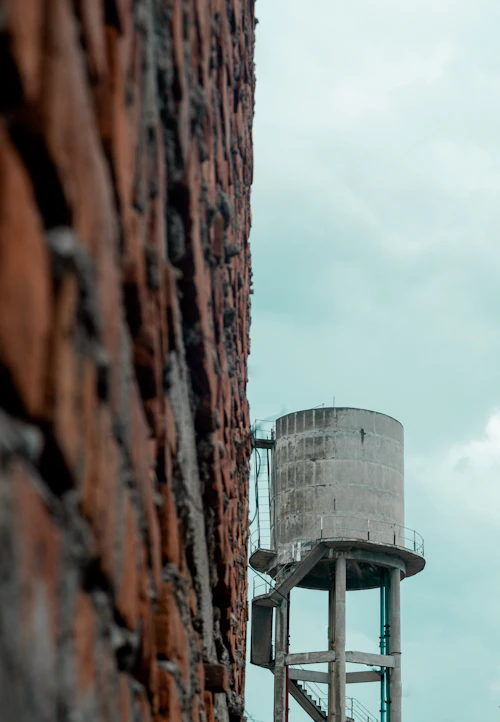 Estanque elevado de agua en una edificación