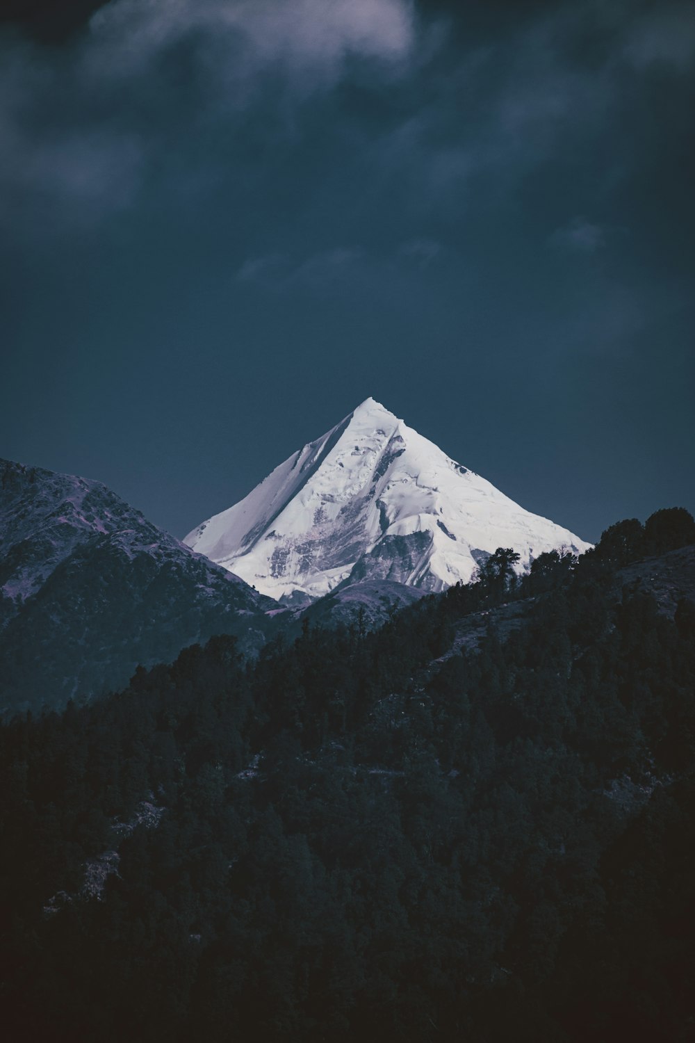 montagne enneigée sous ciel bleu pendant la journée