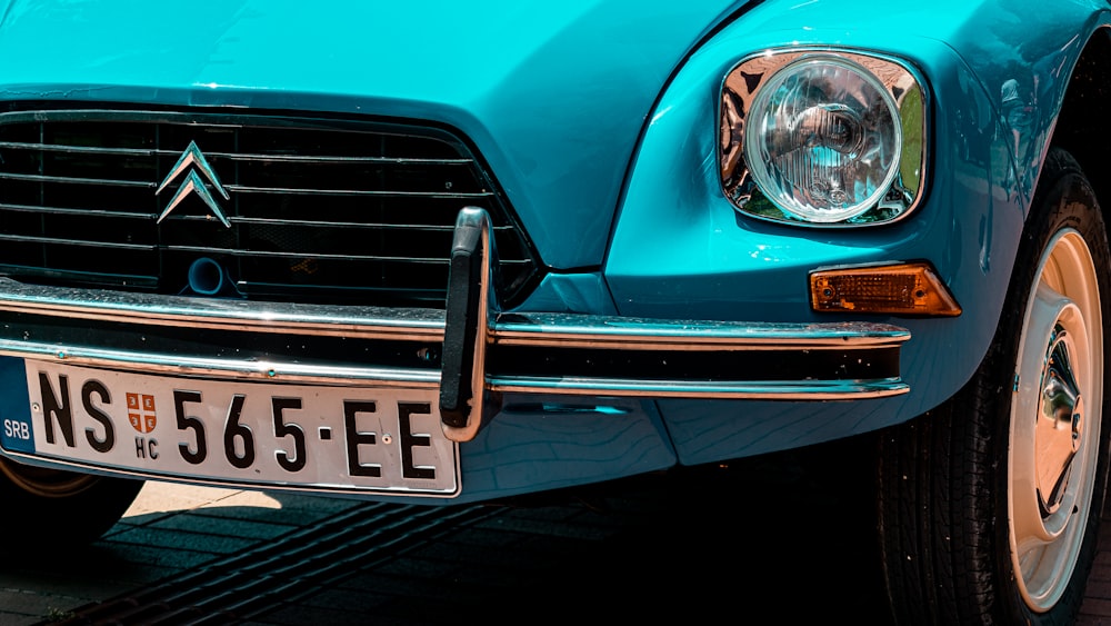 Voiture bleue avec plaque d’immatriculation blanche