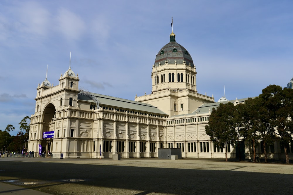 Weißes Betongebäude unter blauem Himmel tagsüber