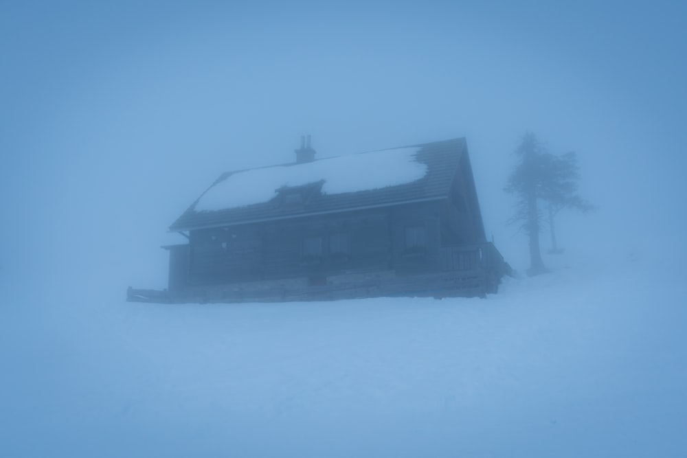 Casa en blanco y negro sobre suelo cubierto de nieve