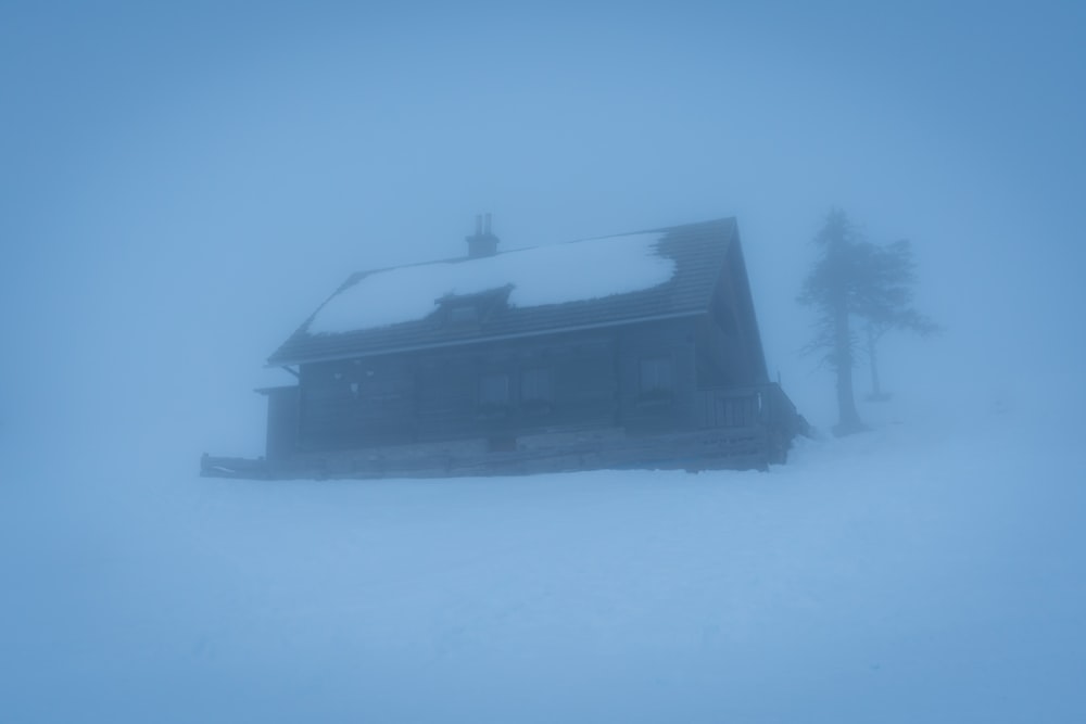 Schwarz-Weiß-Haus auf schneebedecktem Boden