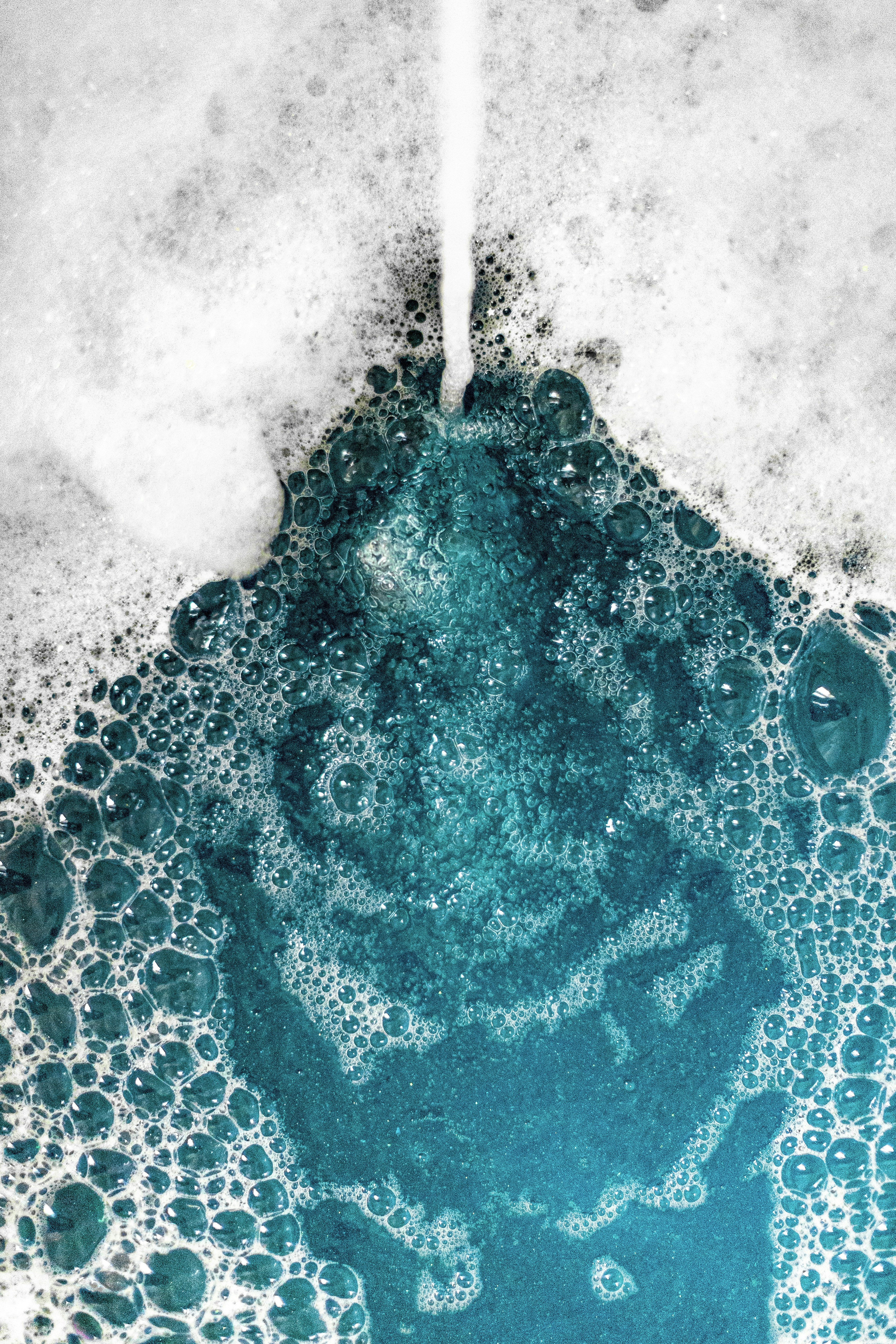 물에 푸른 물이 튀다