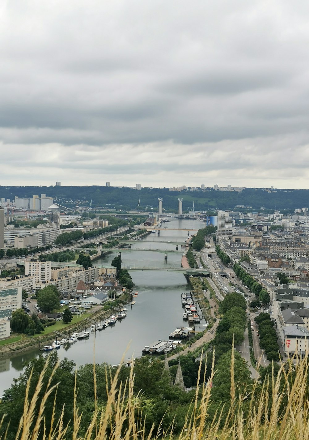 Vue aérienne des bâtiments de la ville pendant la journée