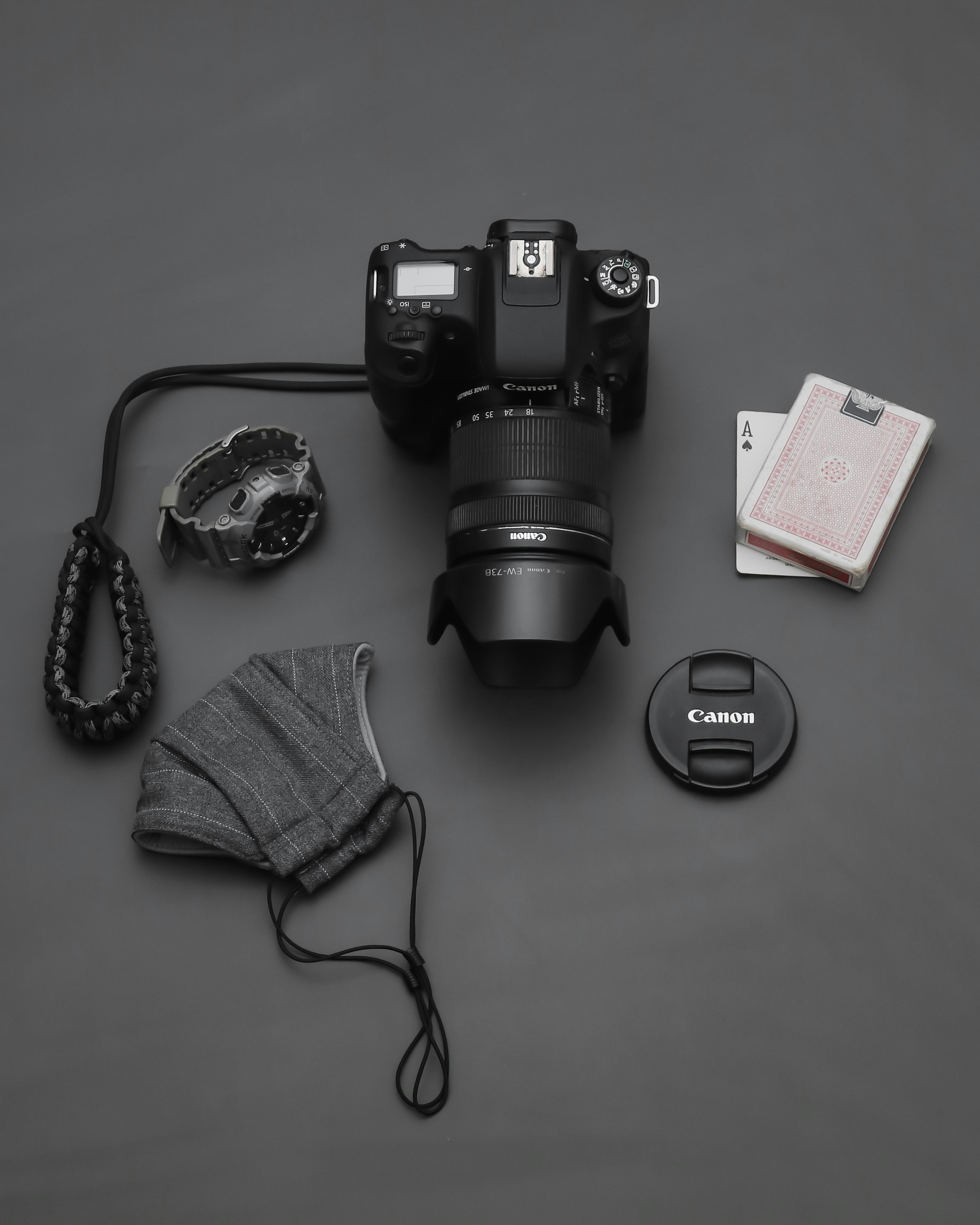 Schwarze Nikon DSLR-Kamera neben brauner und weißer Karte