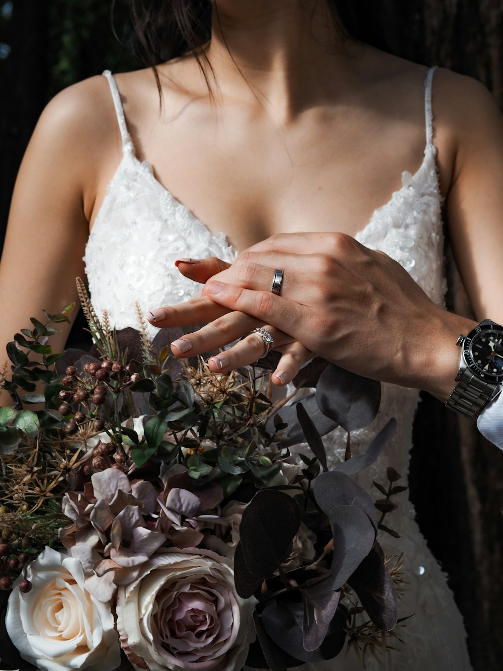 donna in top con spalline sottili floreali bianche che indossa un anello d'argento