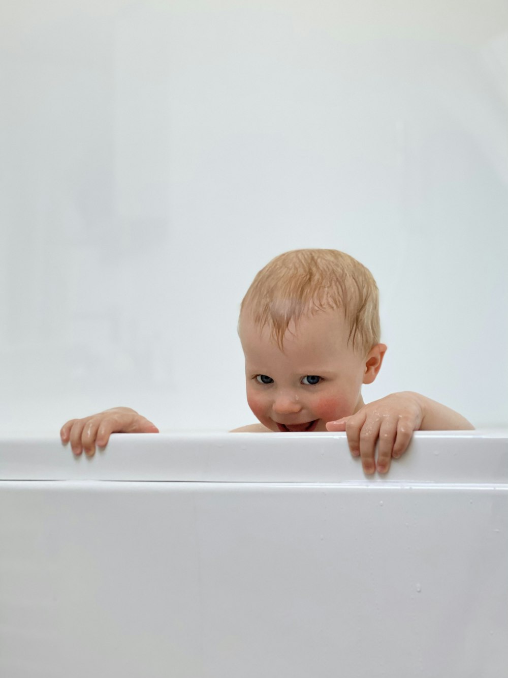 Foto de bebé en bañera blanca con agua – Imagen gratuita Tina en Unsplash