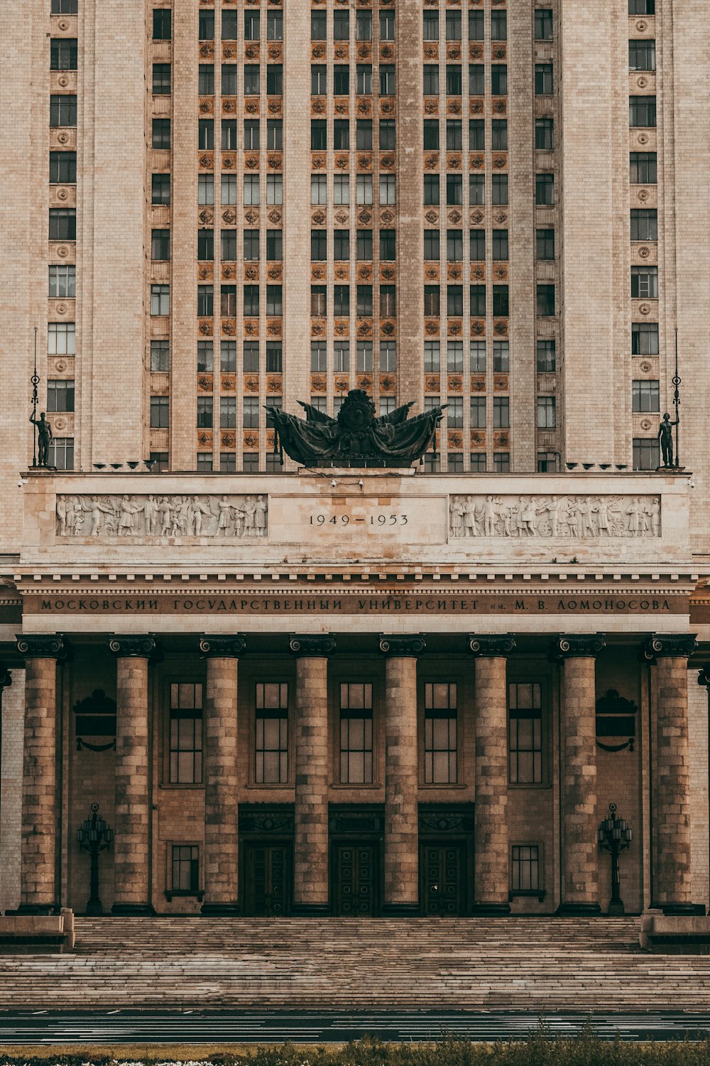 Edificio de hormigón marrón y blanco