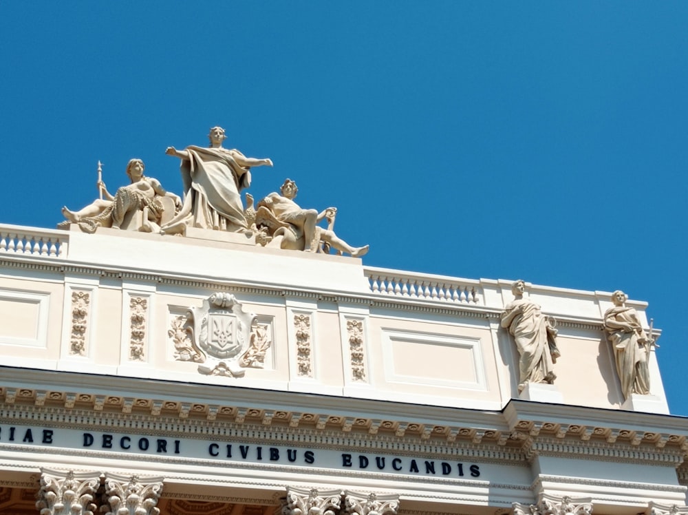 Weißes Betongebäude unter blauem Himmel tagsüber