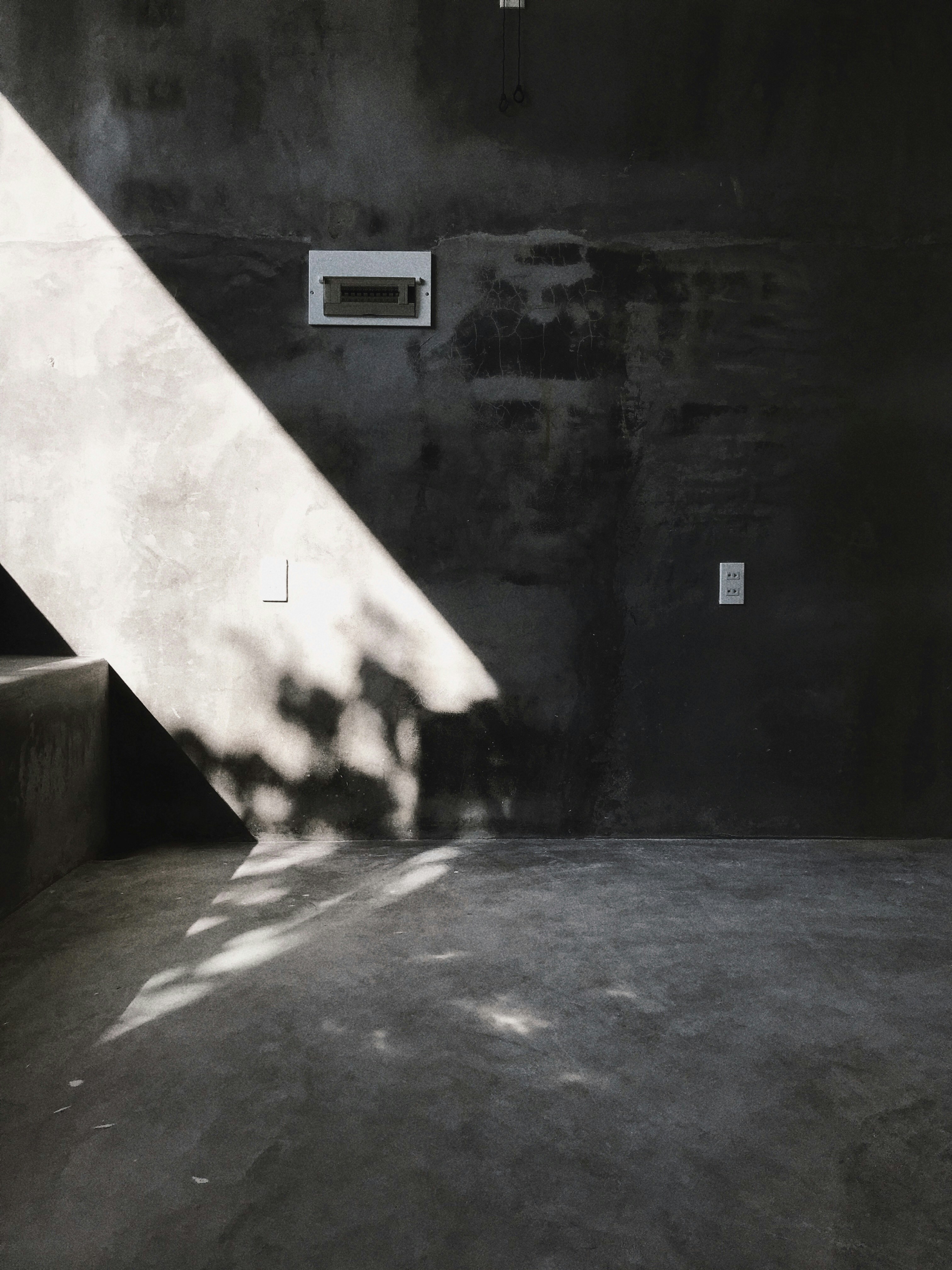 parede de concreto cinza com interruptor de luz branco