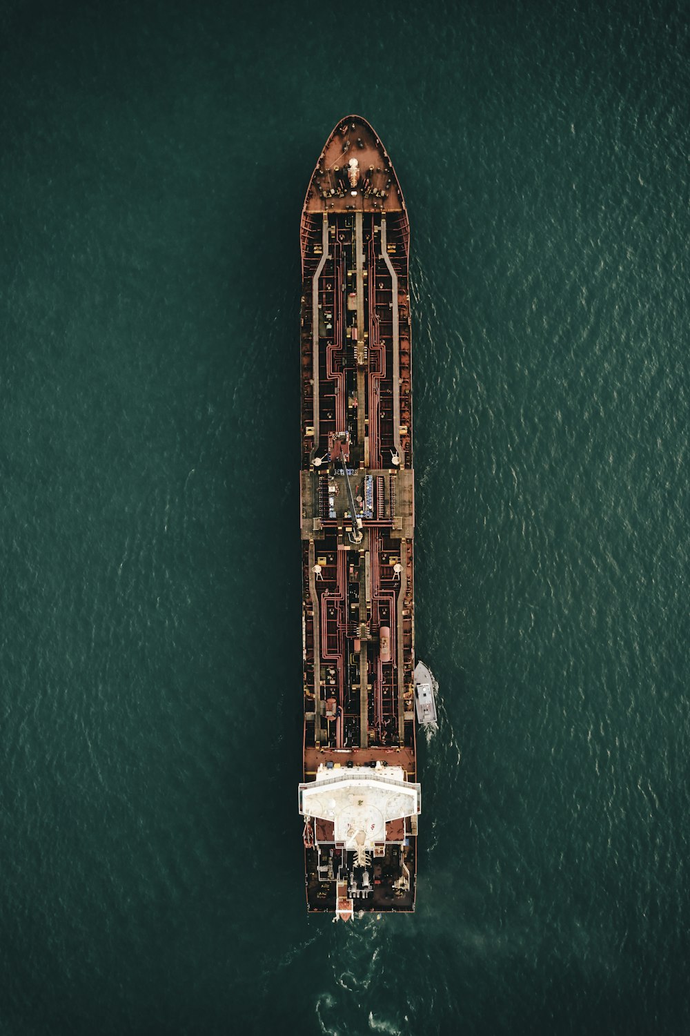 vista aérea do edifício marrom e branco no corpo de água durante o dia