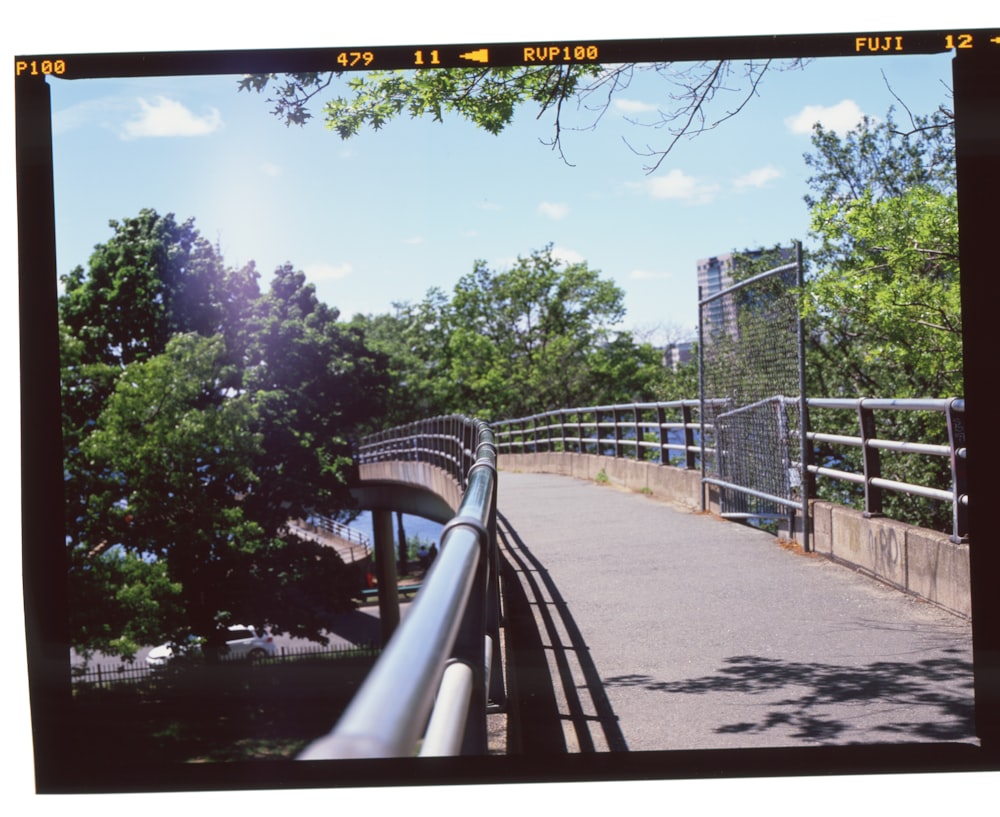 Pont en métal gris au-dessus de la rivière