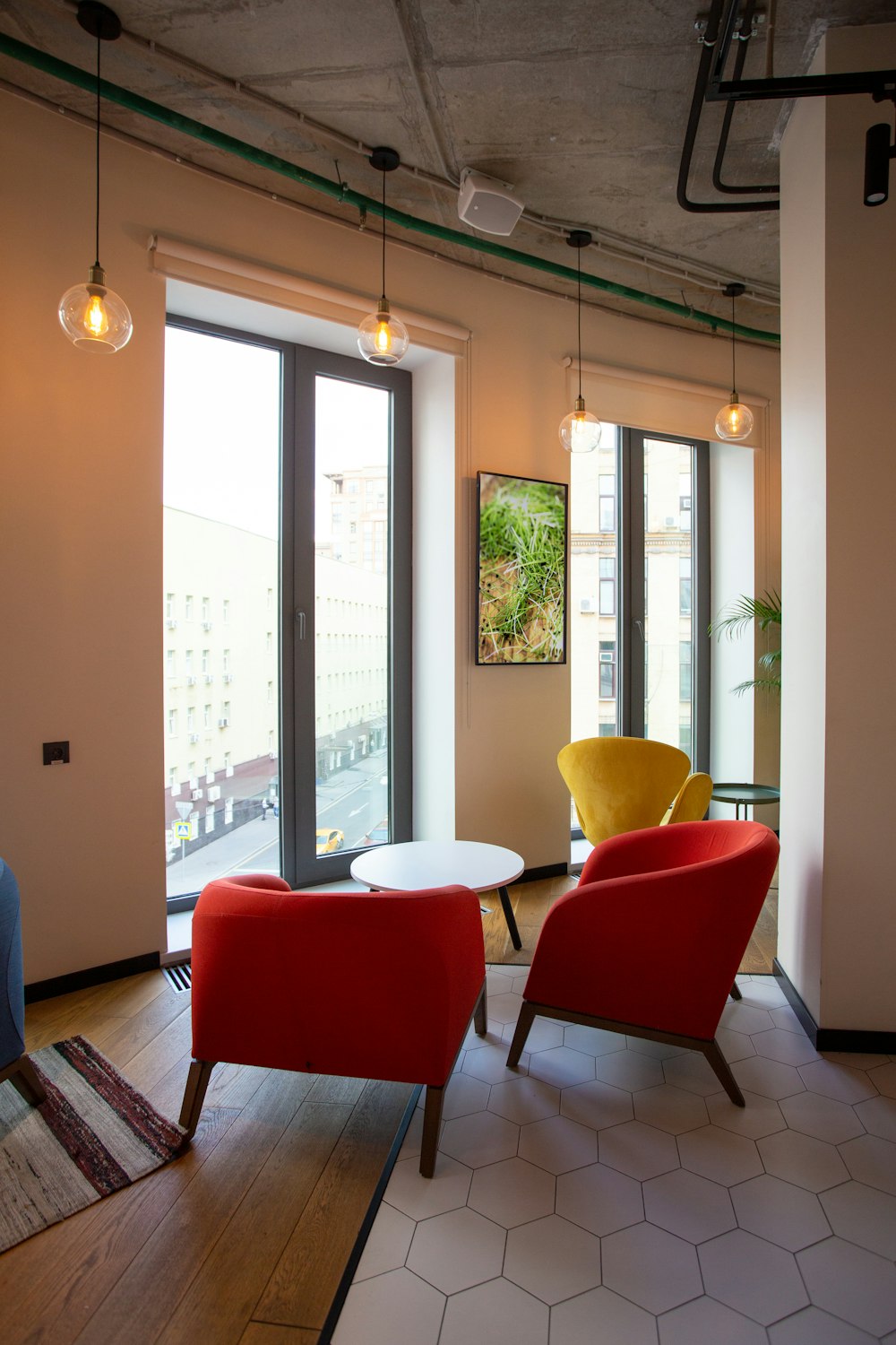 Chaise rouge et noire près de la porte vitrée