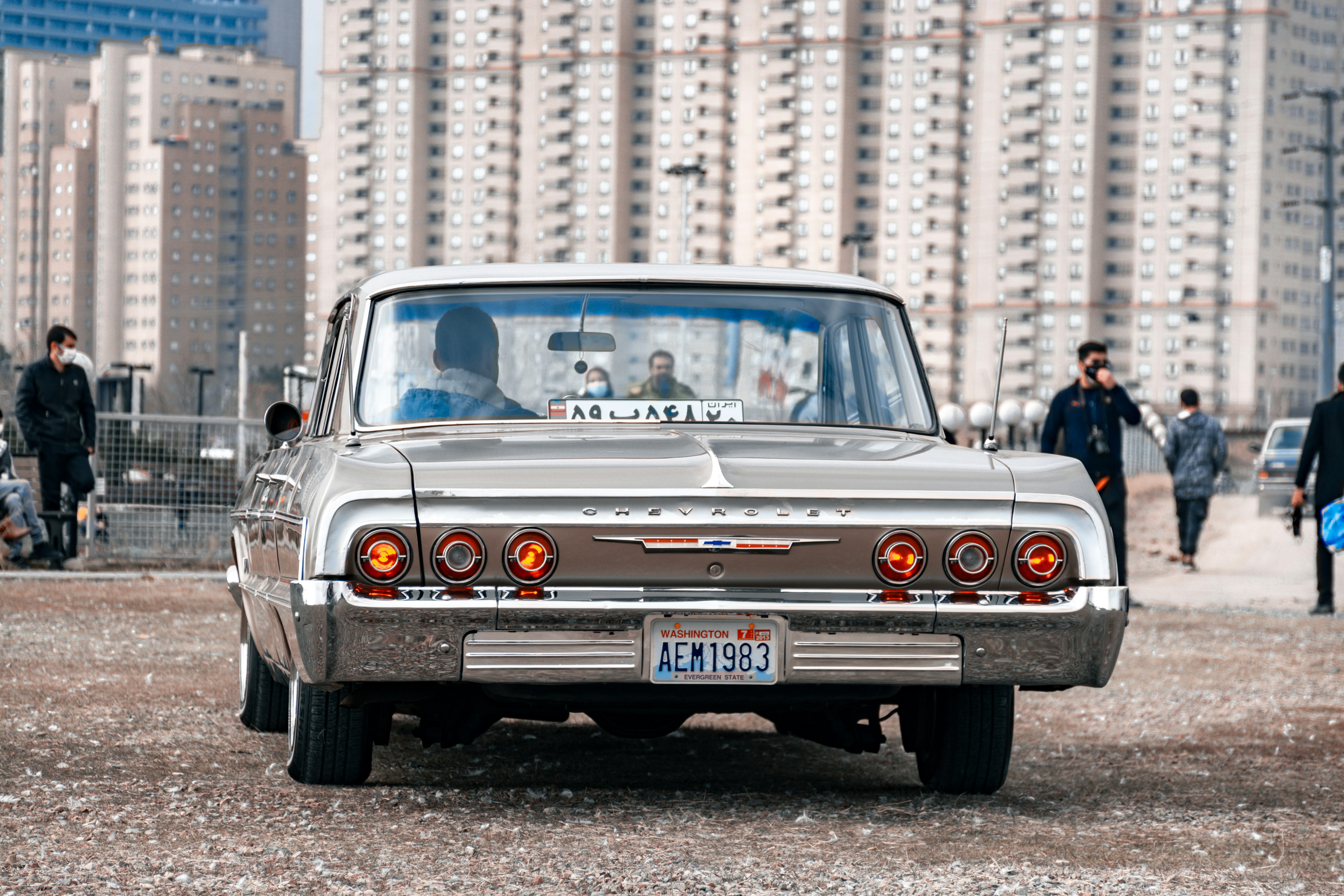 Voiture Mercedes Benz blanche sur la route pendant la journée