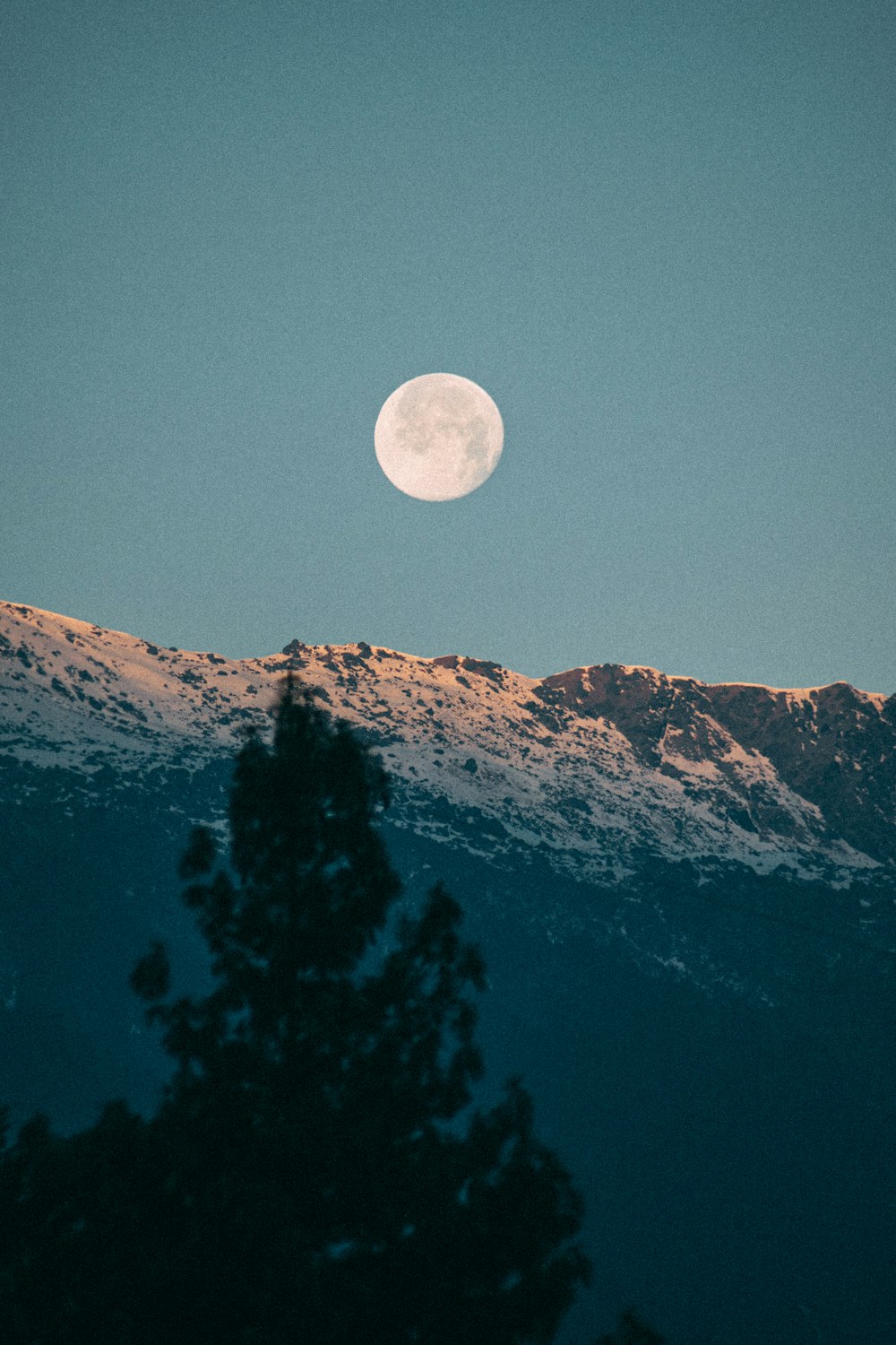 Pleine Lune sur les montagnes brunes