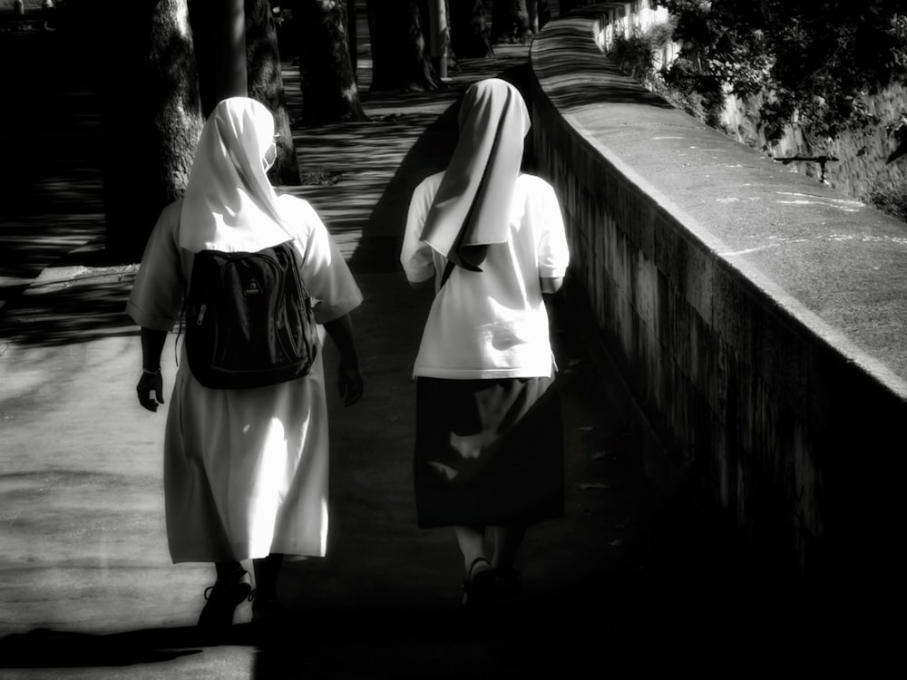 2 mujeres caminando por el puente