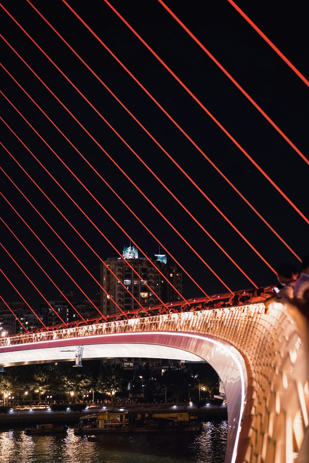 夜間に橋の上を歩く人々