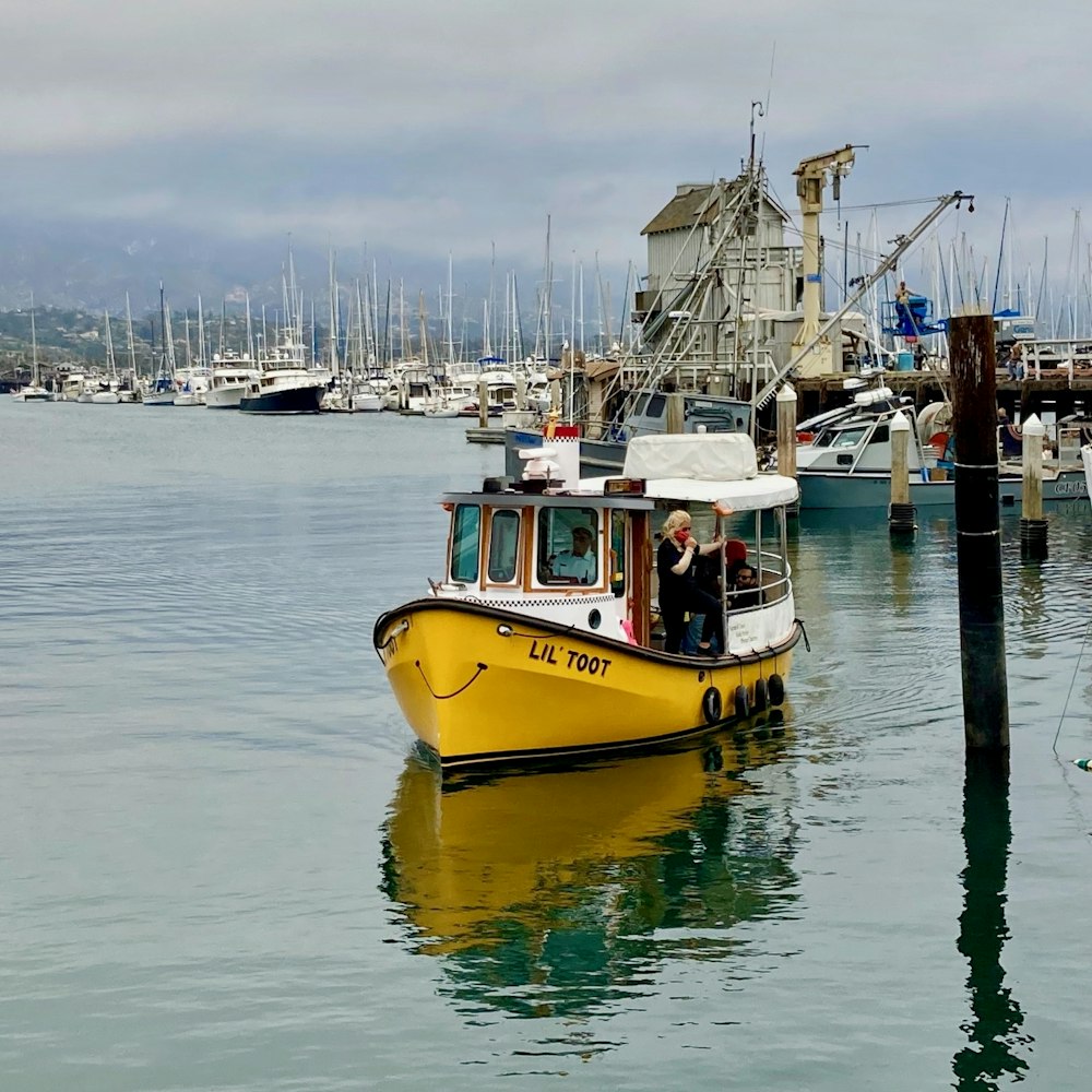 Barco amarillo y blanco en el agua durante el día